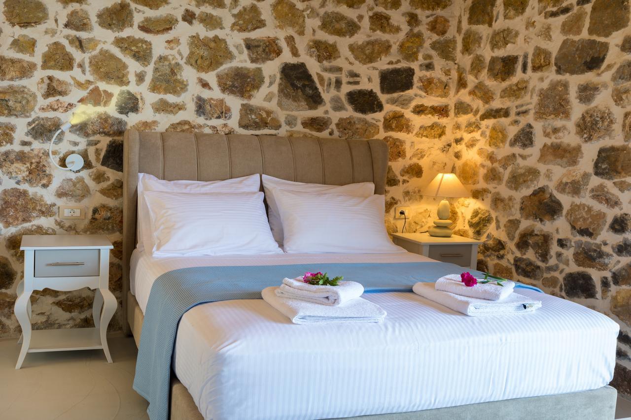 Apartahotel Molos Lutró